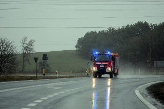 Vercelli, Ferrari con targa Svizzera si schianta: due morti